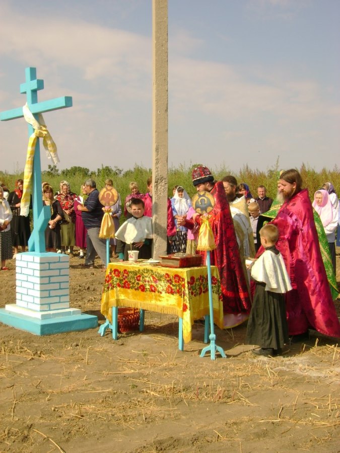 Установка памятного креста на месте алтаря бывшей монастырской церкви. 12 июля 2008 года 