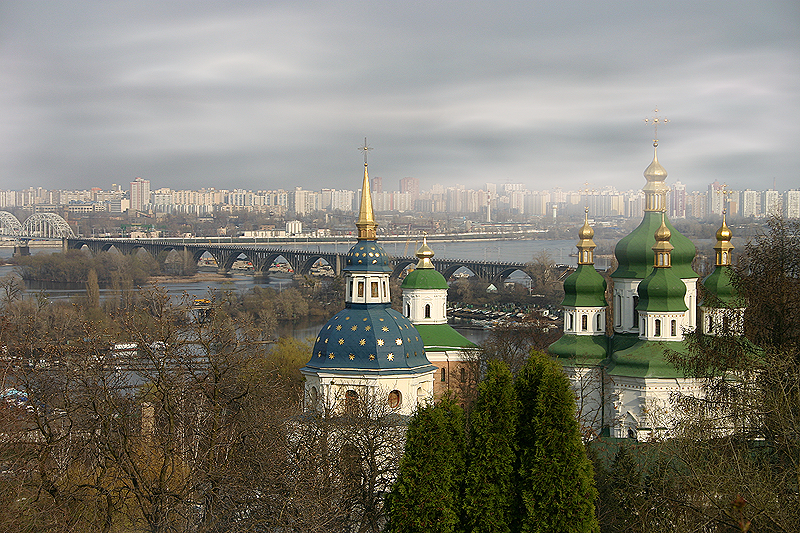 Вид на Выдубицкий монастырь в Киеве. Современная фотография