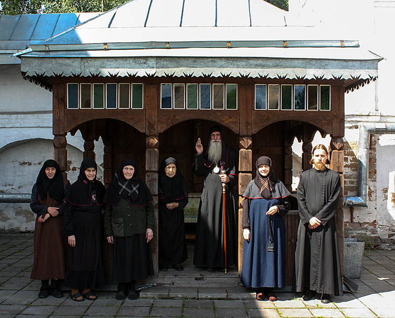 Митрополит Корнилий с насельницами монастыря