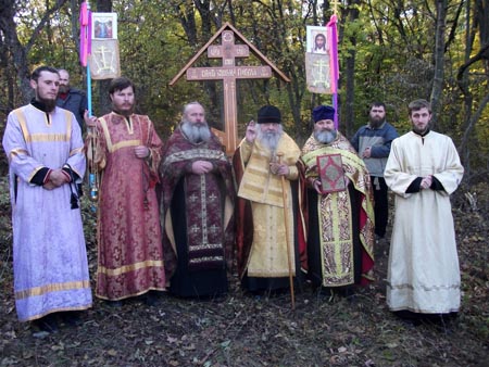 Священство Кишиневской епархии у поклонного креста, установленного на месте Серковского монастыря