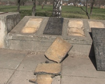 Разрушенная братская могила в Кировоградской области