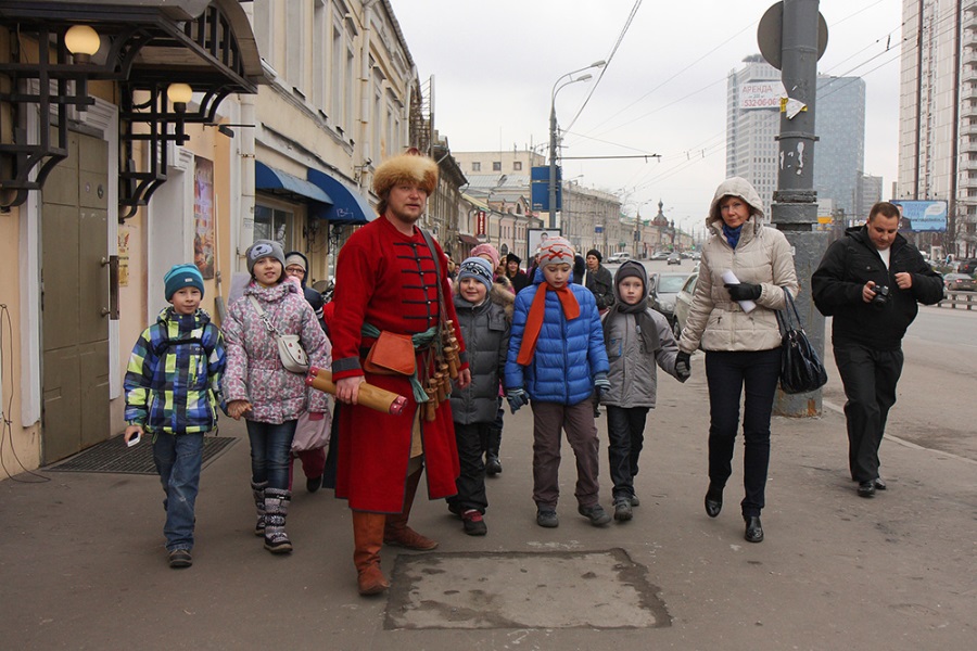 Стрелец встречает группу школьников у метро «Площадь Ильича» и провожает по ул. Сергия Радонежского к Музею