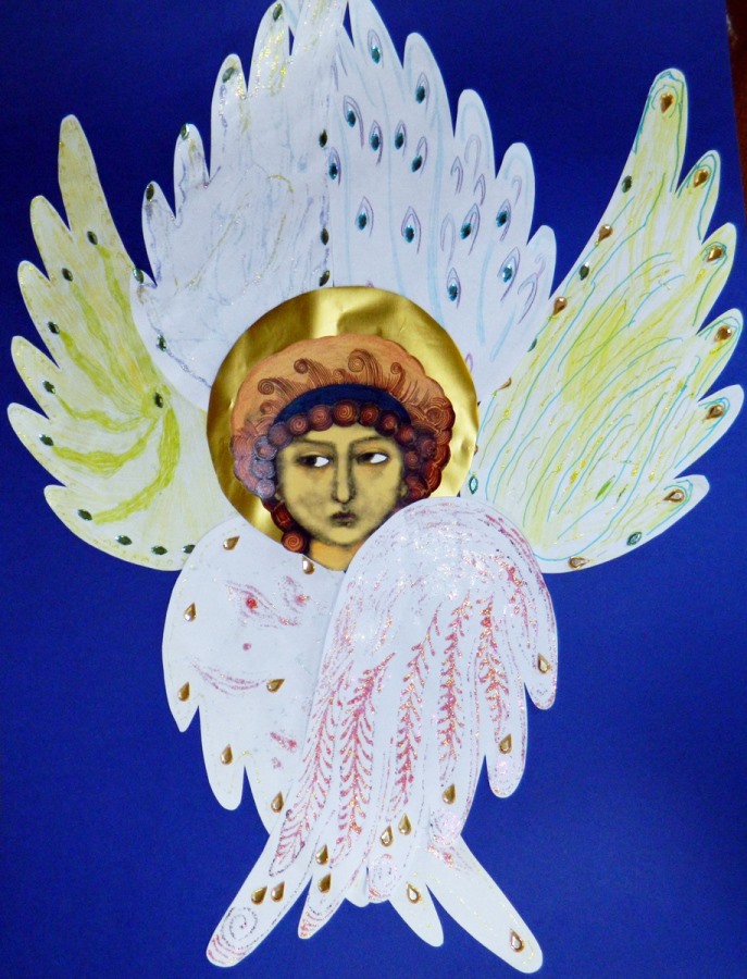 Для семейных групп было разработано особое творческое задание по теме «Ангелы и архангелы». Участники занятия расписывают крылья и забирают домой панно «Серафим» (размер панно 50х70)