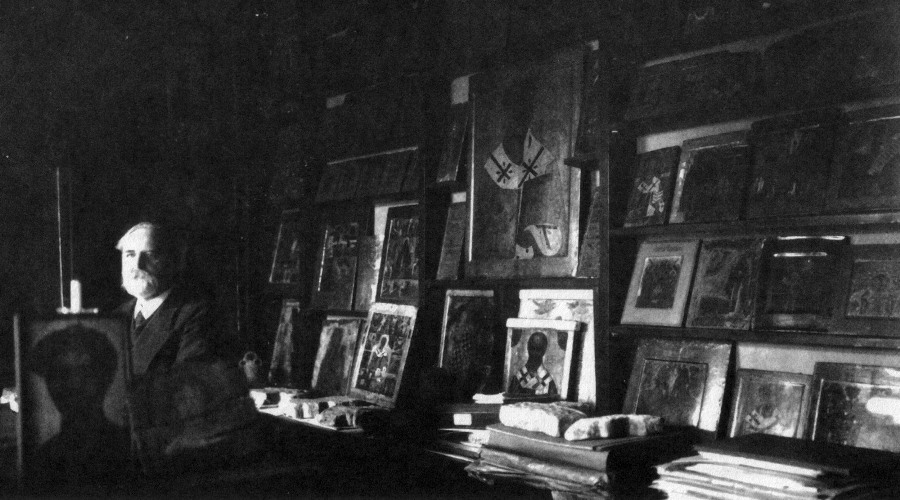 На снимке Н. П. Лихачев запечатлен в его хранилище икон, размещавшемся в особняке на Петрозаводской улицу в Санкт-Петербурге. Около 1908 года