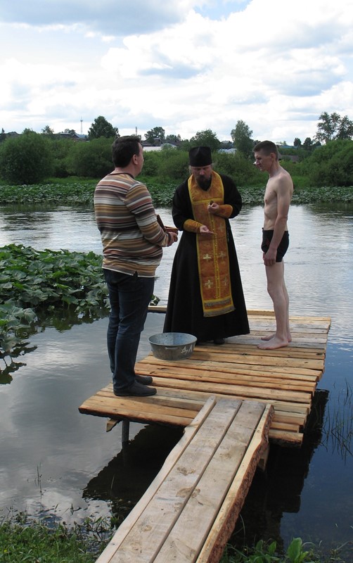 Первое крещение в строящемся храме