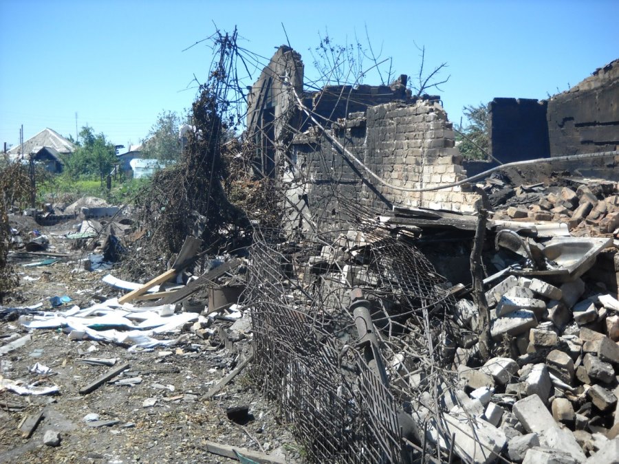 Развалины в станице Луганской после артобстрелов