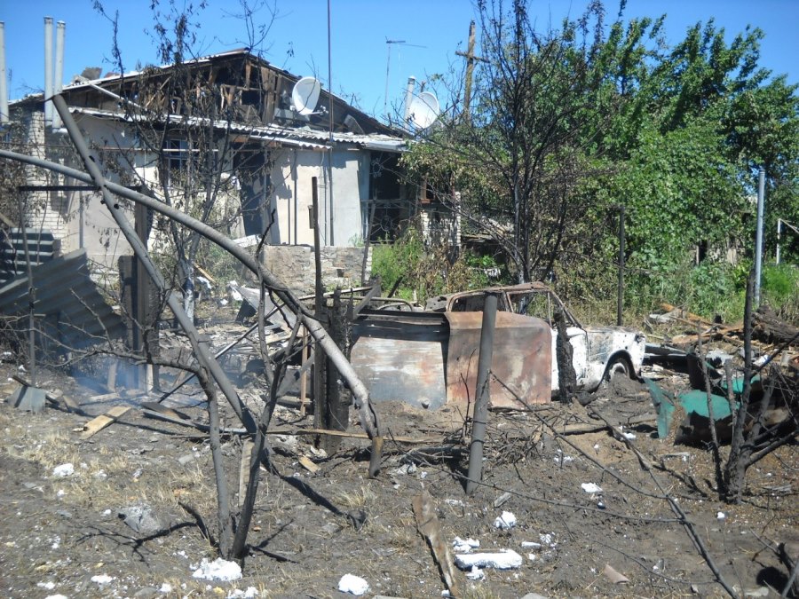 Развалины в станице Луганской после артобстрелов