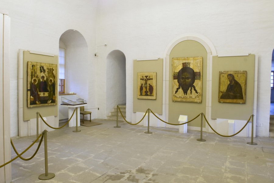 Зал на втором этаже экспозиции — собственно бывший Михаило-архангельский храм. Сегодня здесь находится самая древняя часть музейного собрания