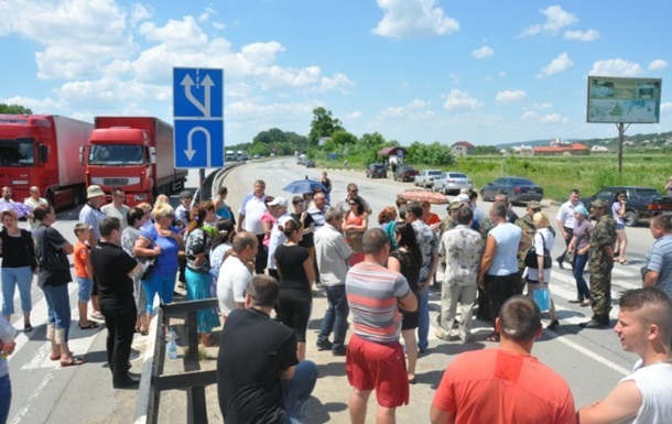 Жители Буковины перекрывают трассы, чтобы не допустить вывоза мужского населения для мобилизационных целей киевской власти