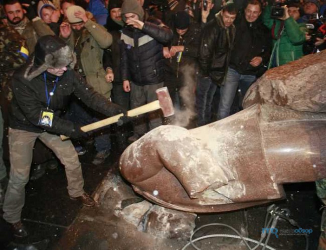 Разрушенный демонстрантами памятник Ленину в Киеве
