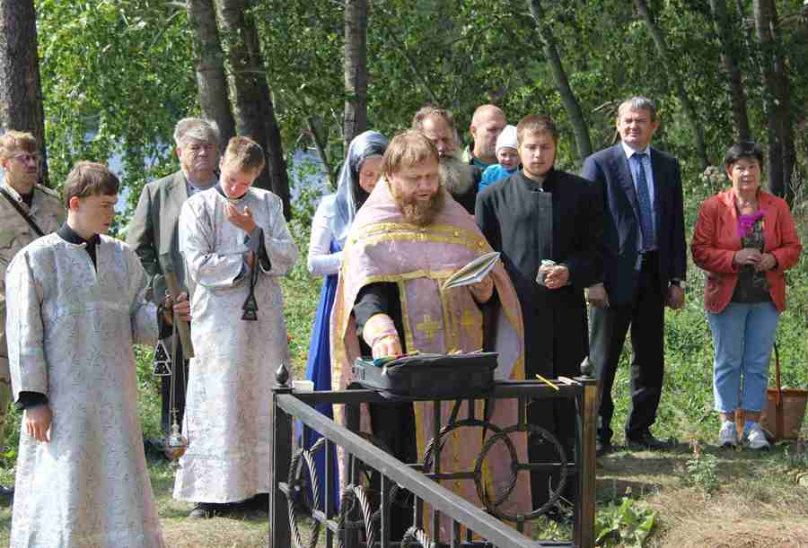 Освящение креста о. Михаилом Лоскутовым 17 августа 2012 года