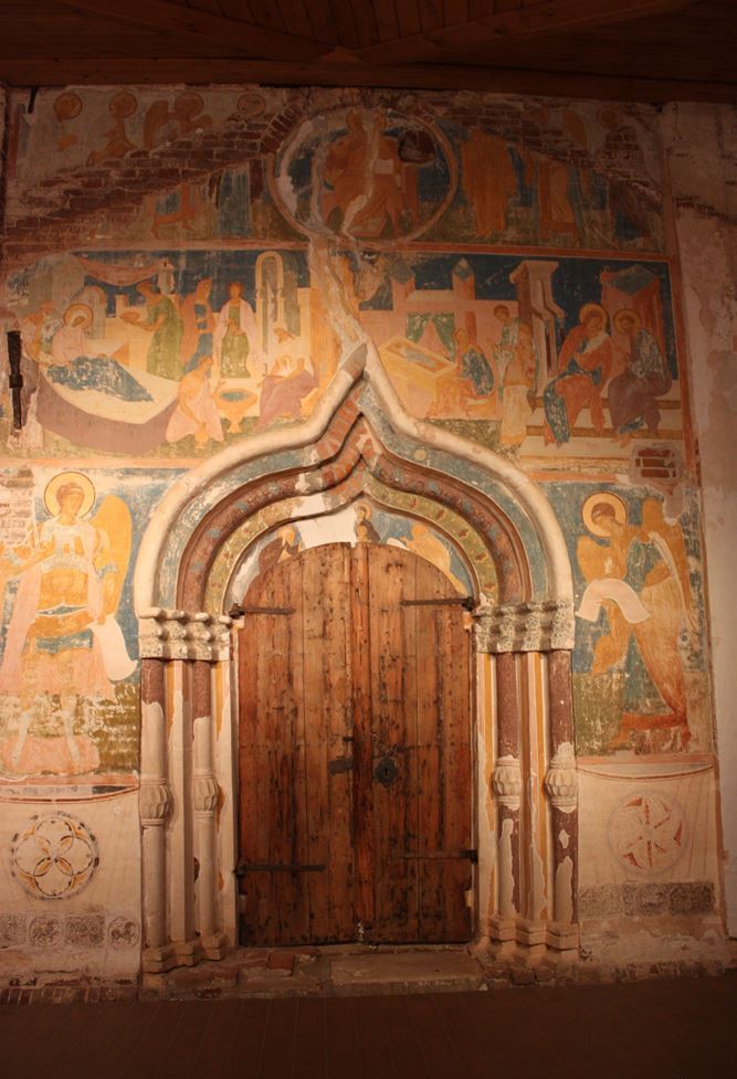 Западная стена главного собора Ферапонтова монастыря. Видны следы попытки уничтожения надвратной фрески