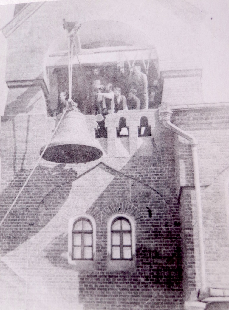 Установка колокола, крайний слева — М.И.Беляев