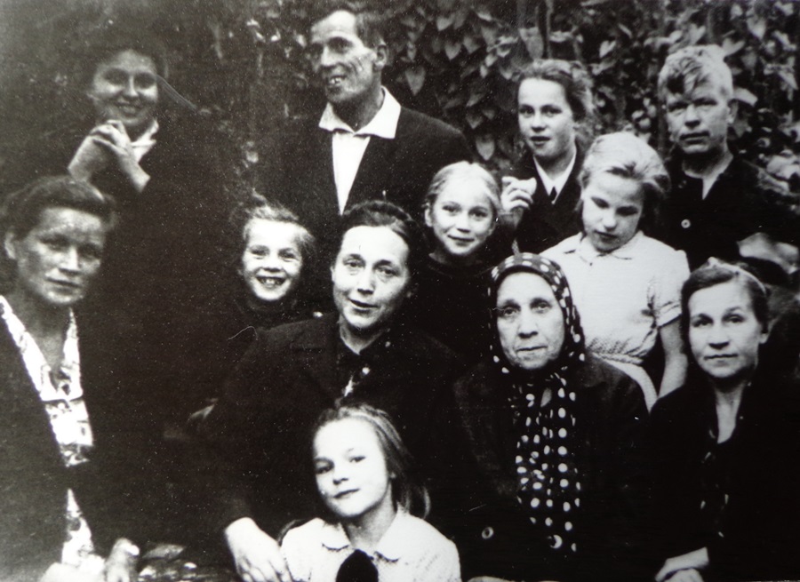 А.П. Беляева с дочерьми и внуками