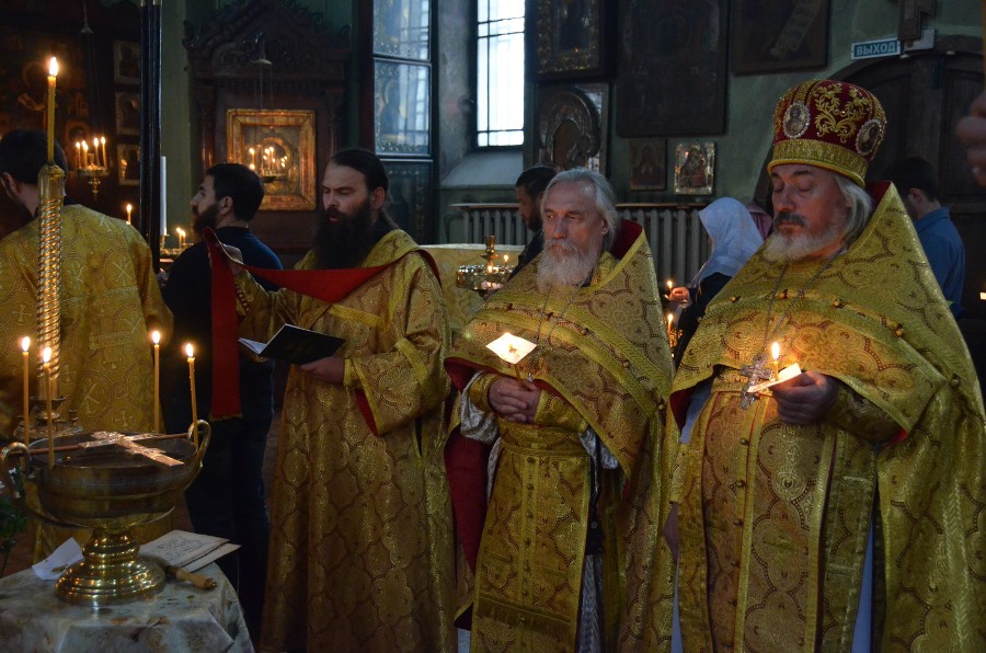Духовенство Русской Древлеправославной Церкви перед началом водосвятного молебна