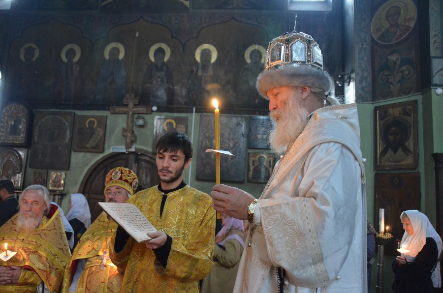 Патриарх Александр читает молитву чина малого Освящения воды