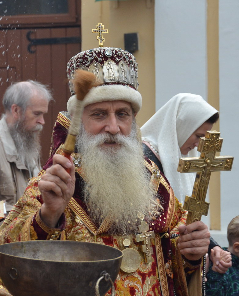Митрополит Корнилий во время крестного хода