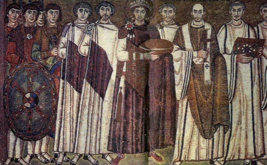 Выход императора Юстиниана. Мозаика алтарной части церкви  св. Виталия в Равенне