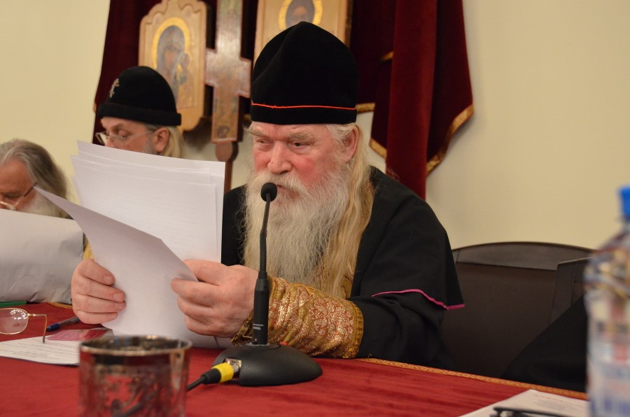 Епископ Силуян читает доклад