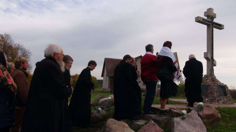 Крестный ход к памятному кресту на месте моленной, Дегучи (Литва)