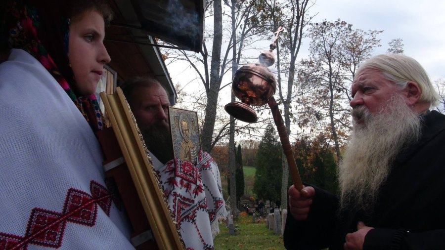 Начало крестного хода после молебна у кладбищенской часовни в деревне Дегучи, Литва