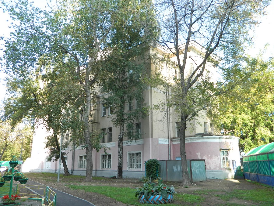 Здание близ Покровского монастыря. Фотографии 2013 года
