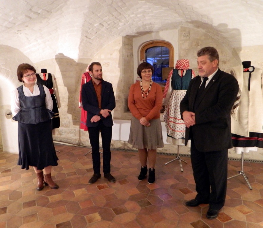 Почетные гости мероприятия поясняют собравшимся значимость коллекции Алексея Беласа