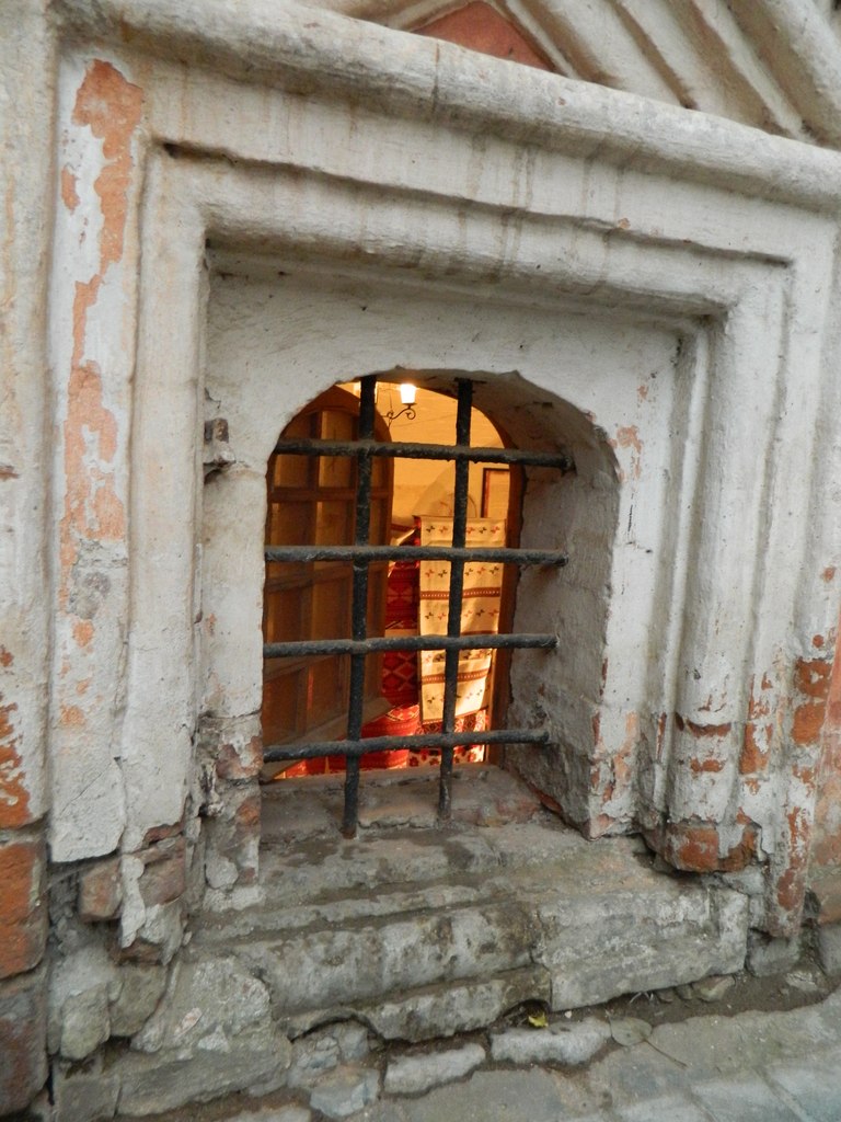 Окно в экспозиционный зал