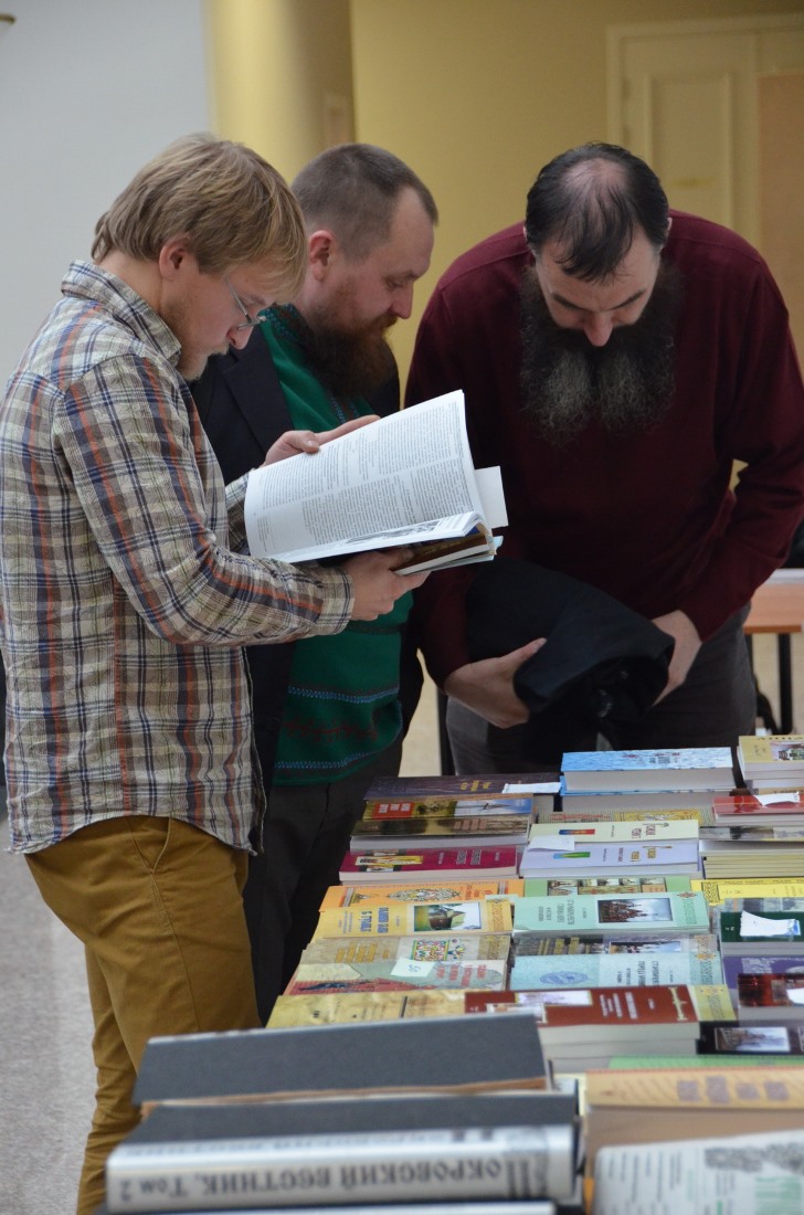 Староверы-безпоповцы толпятся у книжной лавки издательства «Археодоксия»