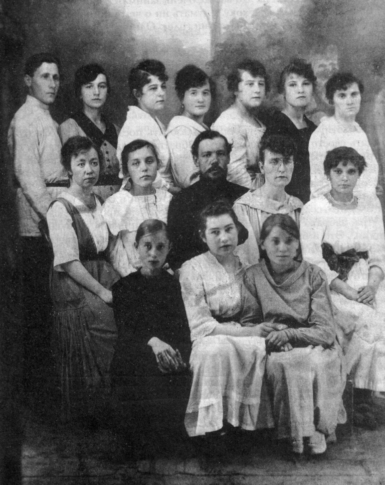 Группа старообрядческих певцов, сопровождавших пением лекции Я.А. Богатенко. 1921 год