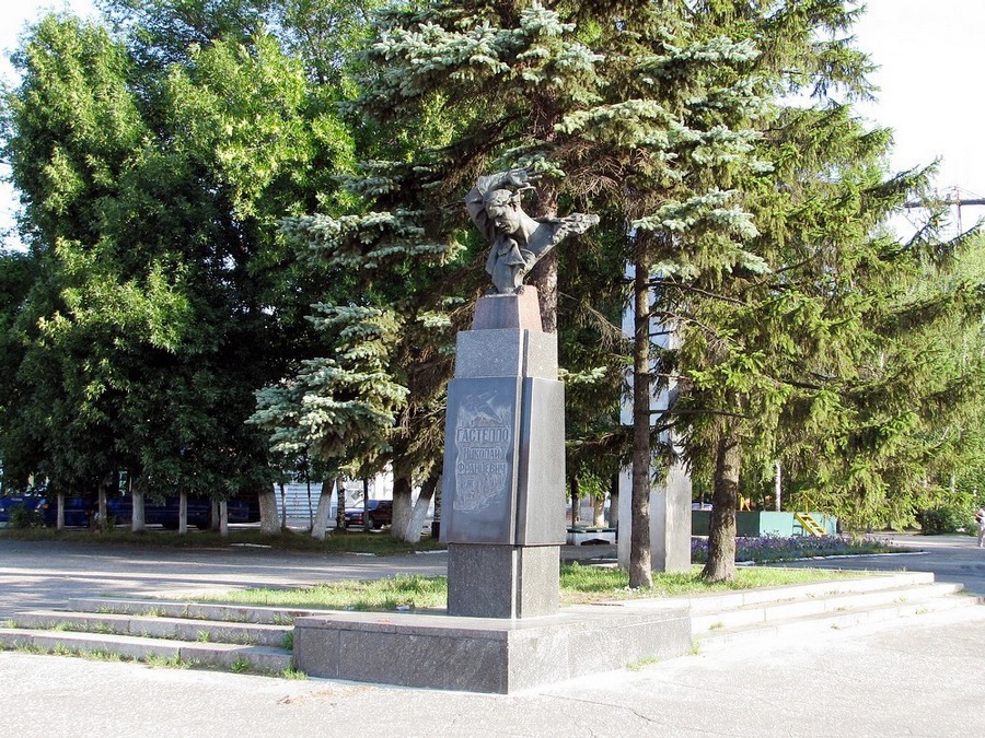 Памятник Н. Ф. Гастелло