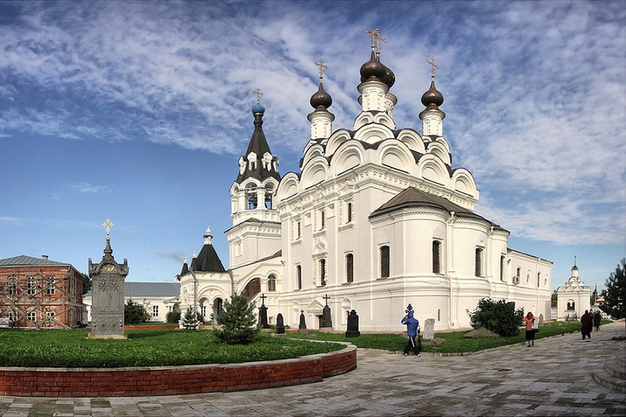 Благовещенский мужской монастырь на ул. Красноармейская, 16