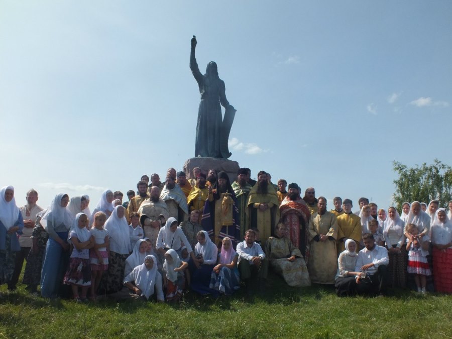 Епископ РПСЦ  Костромской Викентий (Новожилов) и участники крестного хода