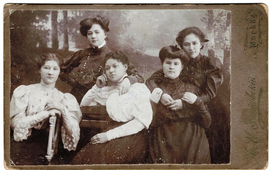 Екатерина Федосеева (родная сестра Прасковьи Михайловны Исаевой), Анна, Анфиса, Кулина Хахаевы и Марюша Шибаева (сидит в центре). Фото 1906 года