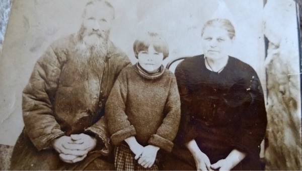 Зот Петрович Хахаев с женой и дочкой незадолго до ареста