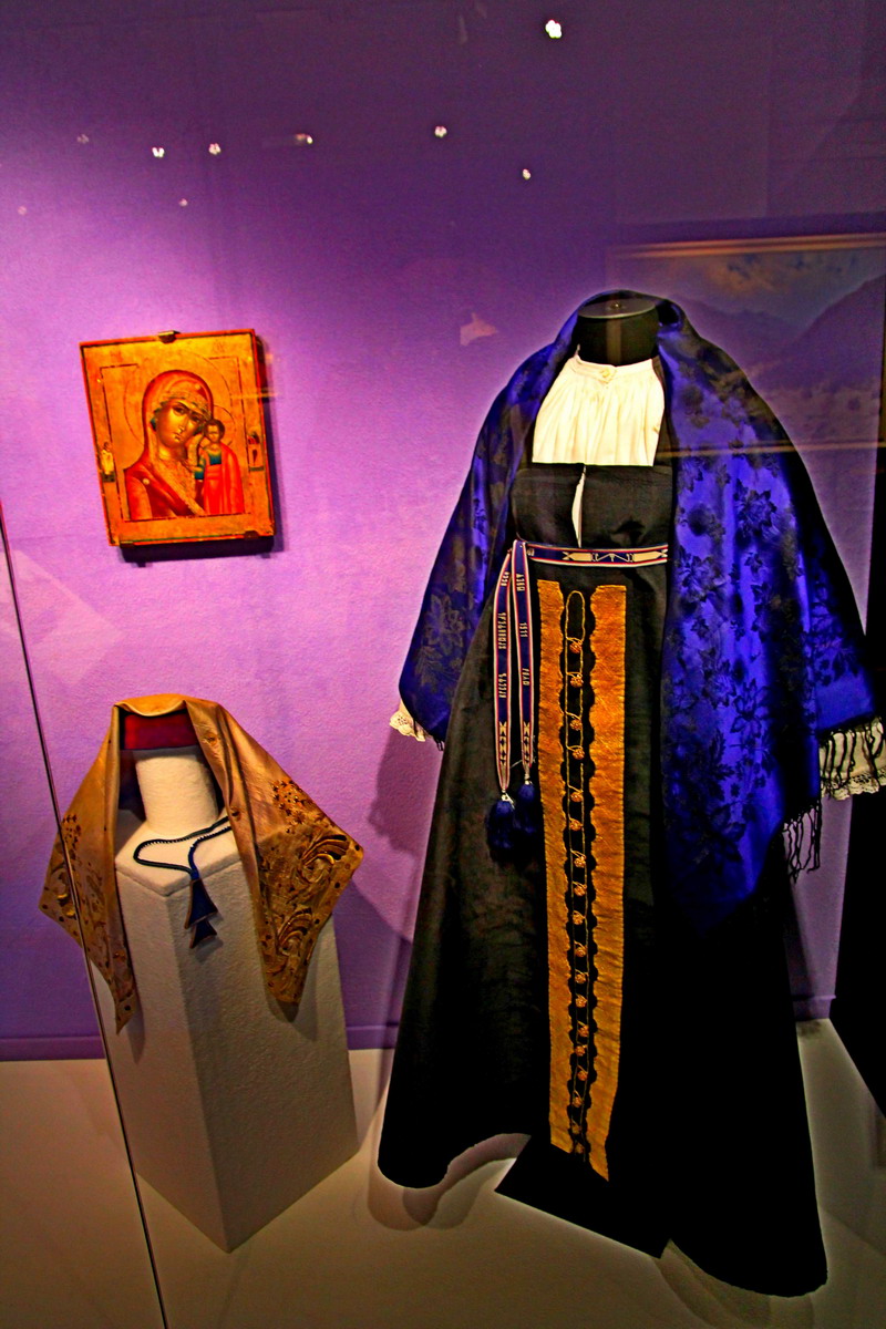 Почти все женские сарафаны на выставке имеют пояса. Эта традиция ныне забыта в некоторых старообрядческих согласиях