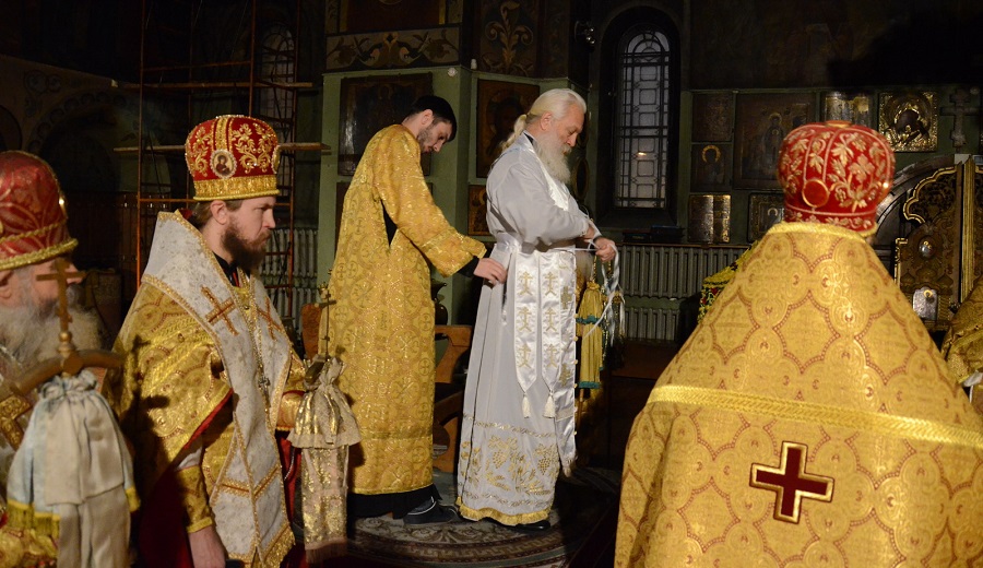 Облачение Патриарха в Архиерейские одежды