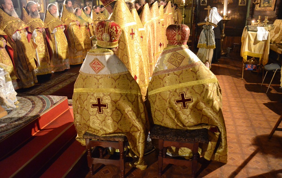 Епископы РДЦ облачены в фелони и малый омофор — согласно древней традиции
