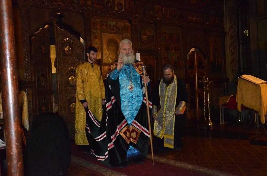 Патриарх выходит на середину храма
