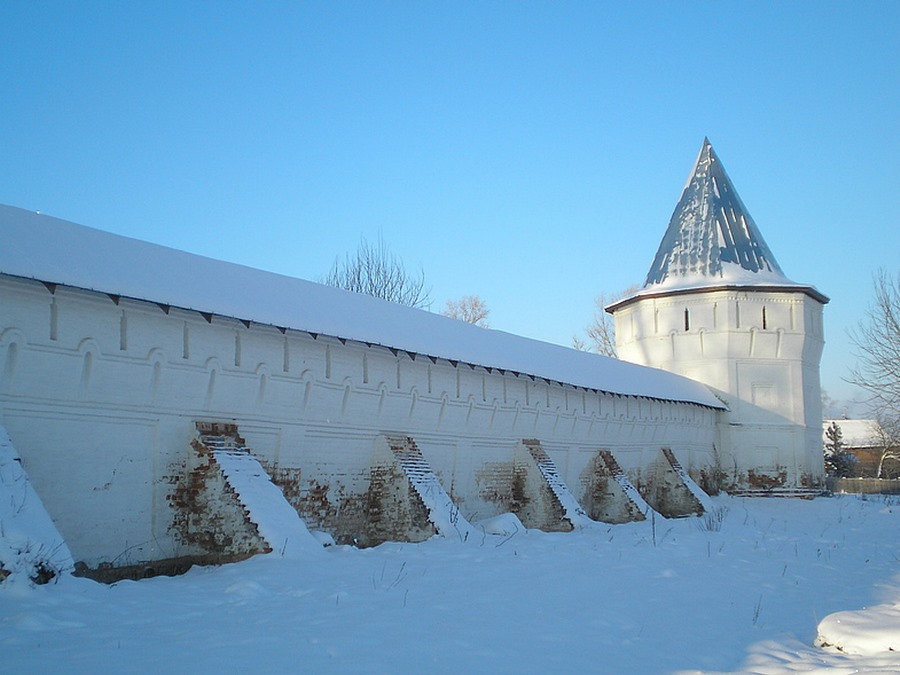 Каменные стены с башнями вокруг Николо-Улейминского монастыря. Современная фотография