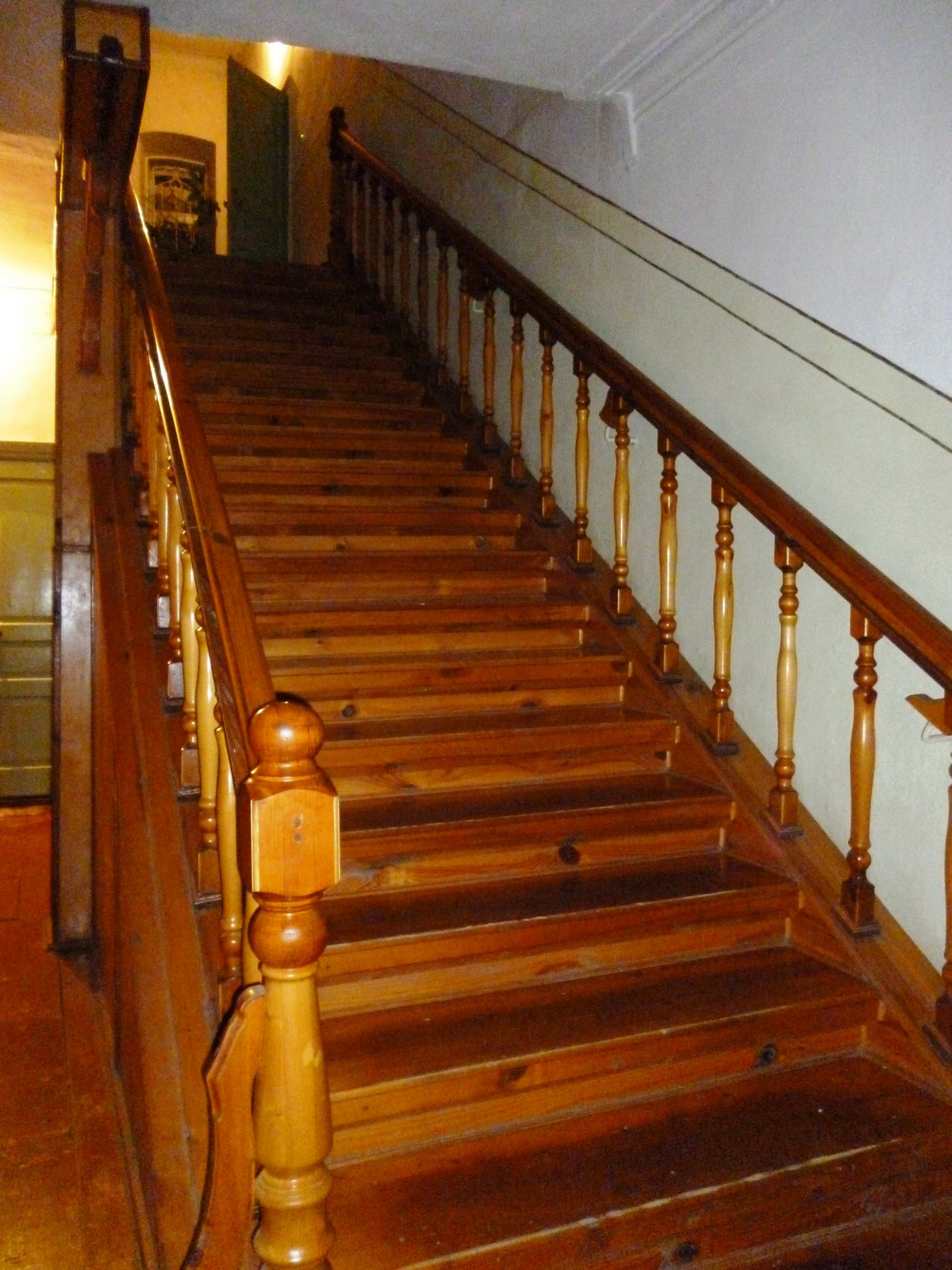 Деревянная лестница, ведущая на второй этаж