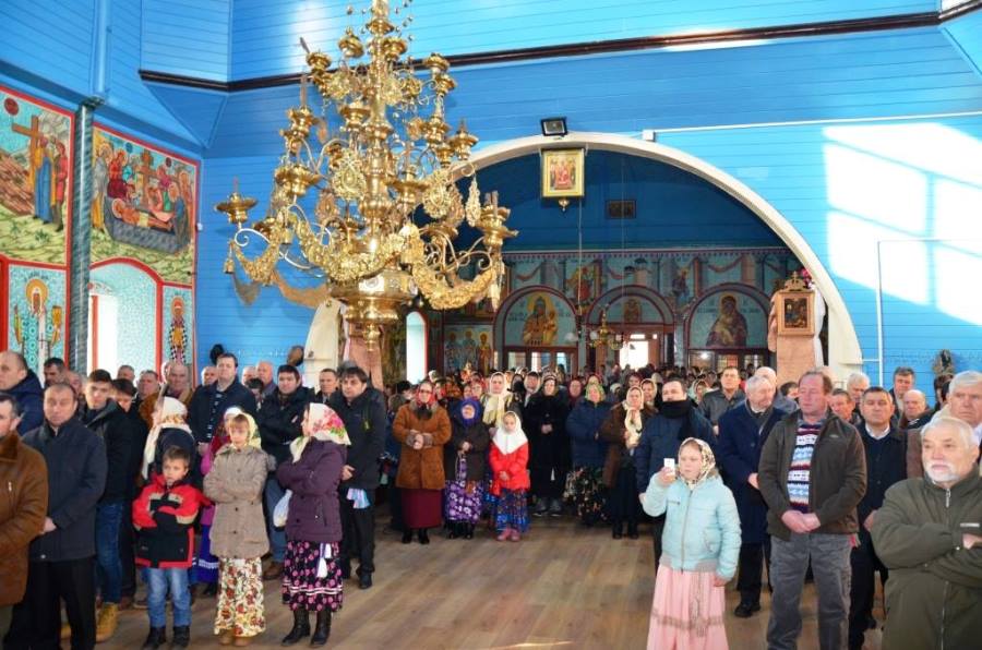 Прихожане и гости храма Рожества Христова в Журиловке (Румыния)