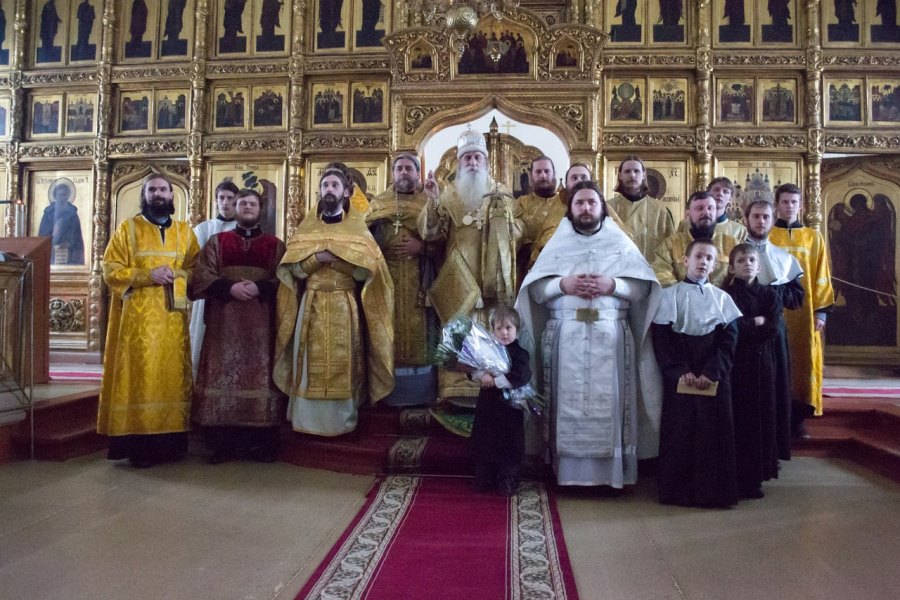 Новопоставленный иерей Димитрий со священством