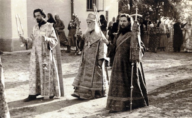 Епископ Иосиф (Моржаков) во время крестного хода на освящении Мазаракиевской церкви в Кишинёве