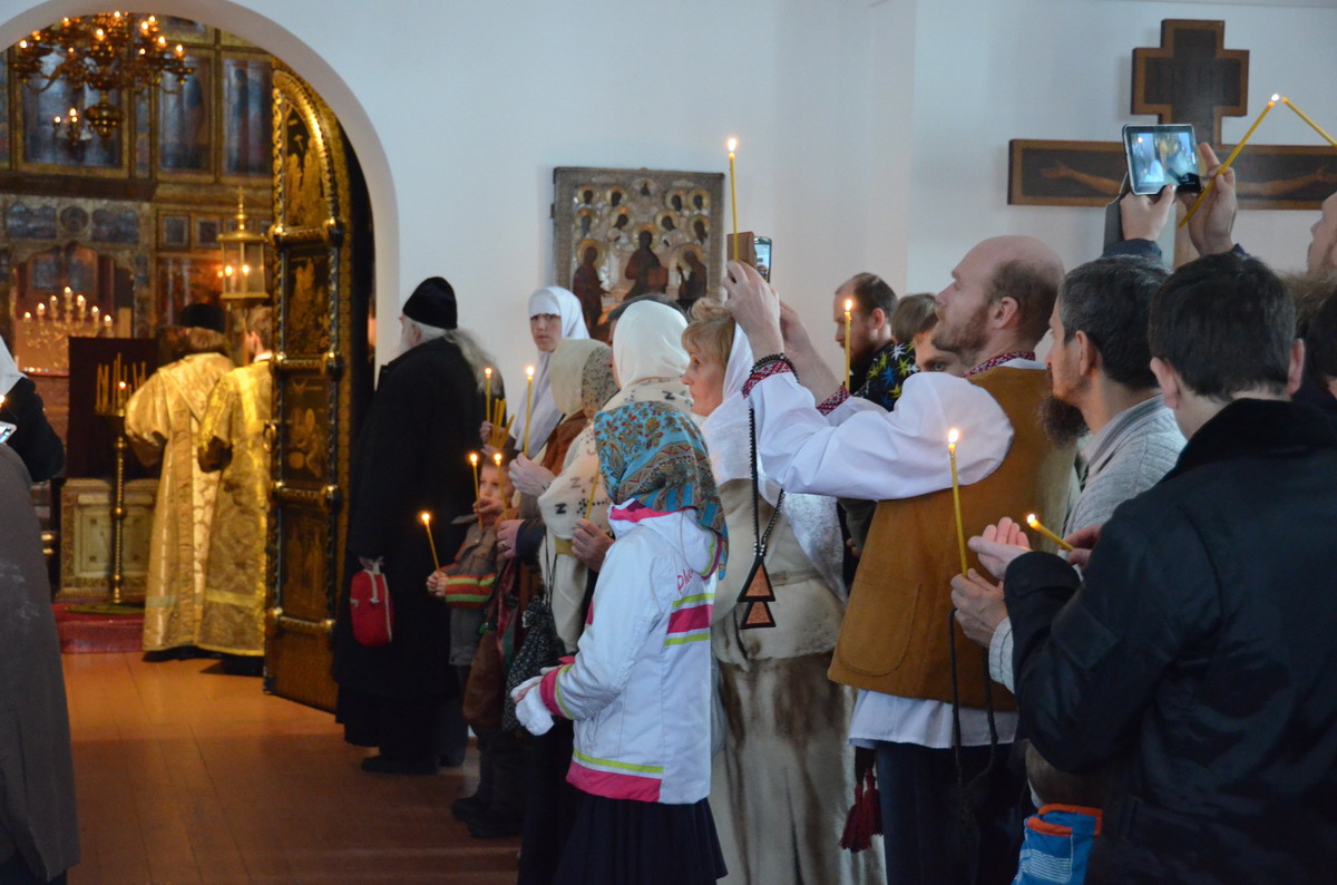 Прихожане и гости Рогожской общины в ожидании крестного хода