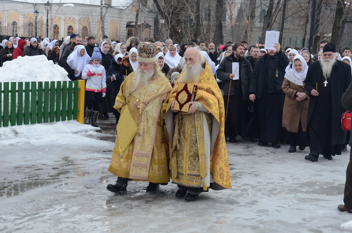 Епископ Силуяин (Килин) и протоиерей Виктор Жельцов во время крестного хода
