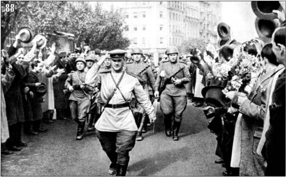 День освобождения Белграда. Торжественным маршем советские войска входят в освобождённый Белград, их восторженно приветствуют жители города. Сербия, октябрь 1944 года