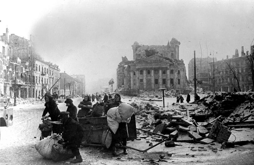 Варшава, 1945 год. В городе после его освобождения Советской Армией