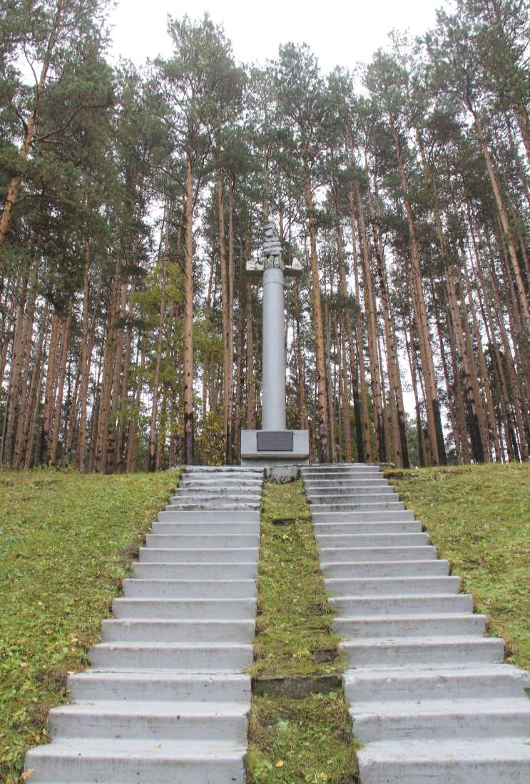 Памятник на месте находки Маркова на трассе