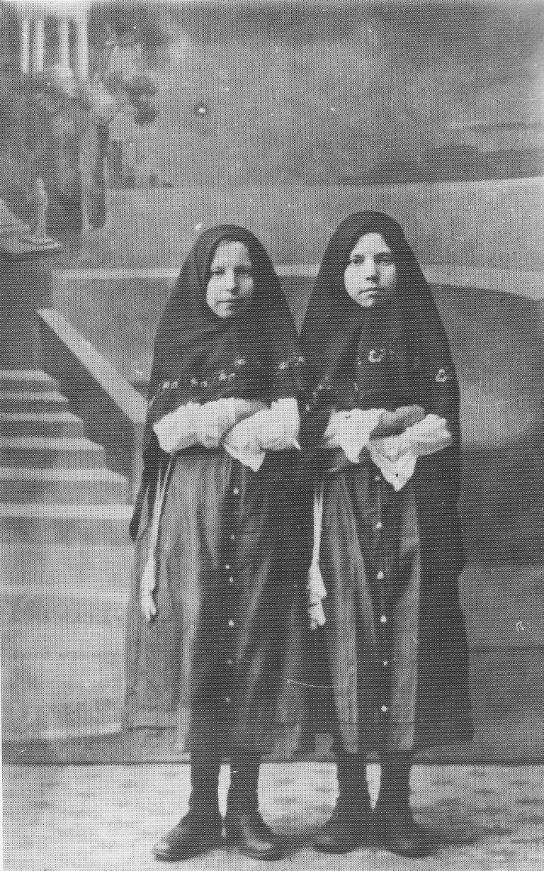 Сестры Антонина Николаевна и Анна Николаевна Задворновы во время обучения в певческой школе. Начало XX века